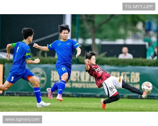 西安足球队在冠军赛中的团队协作展现出色表现分析与总结